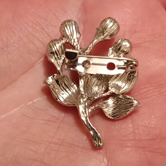 Elegant Pearl and Silver Tone Brooch - Picture 4 of 5